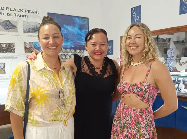 arc-en-ciel-bora-bora-pearl-shop-customer-bracelet-polynesia