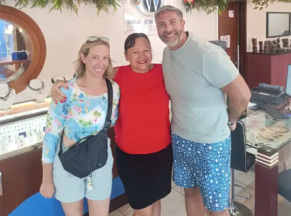 arc-en-ciel-bora-bora-pearl-shop-customer-bracelet