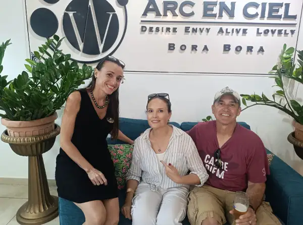 arc-en-ciel-bora-bora-pearl-shop-customer-neklace-ring-polynesia