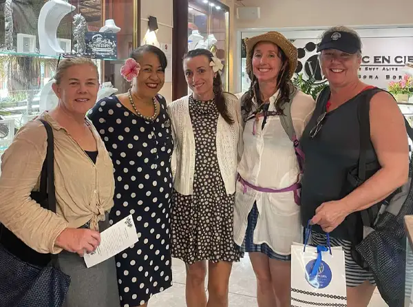 arc-en-ciel-bora-bora-pearl-shop-local-customer-neklace-polynesia