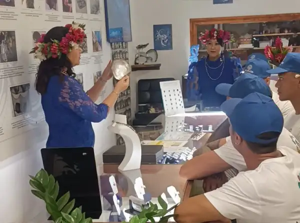 arc-en-ciel-bora-bora-pearl-shop-local-customer-ring-polynesia