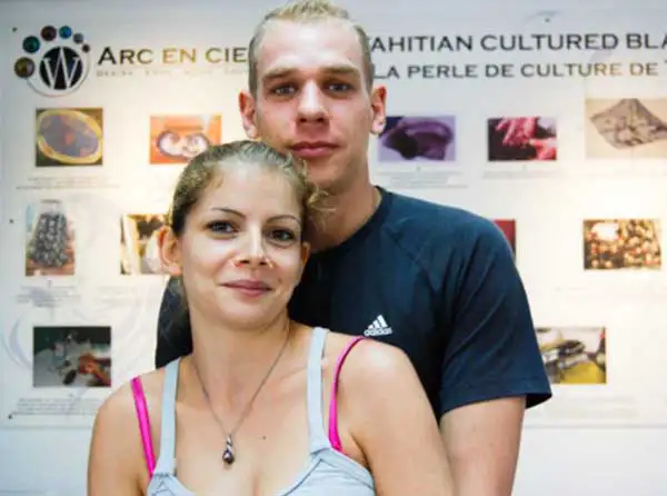 pearl-shop-arc-en-ciel-bora-bora-local-customer