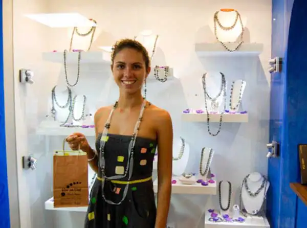 pearl-shop-arc-en-ciel-bora-bora-customer-local-polynesia