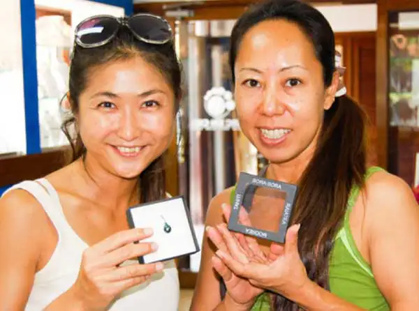 pearl-shop-arc-en-ciel-bora-bora-customer-local