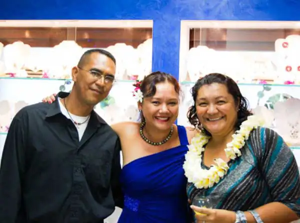 pearl-shop-arc-en-ciel-bora-bora-local-customer-bracelet-polynesia