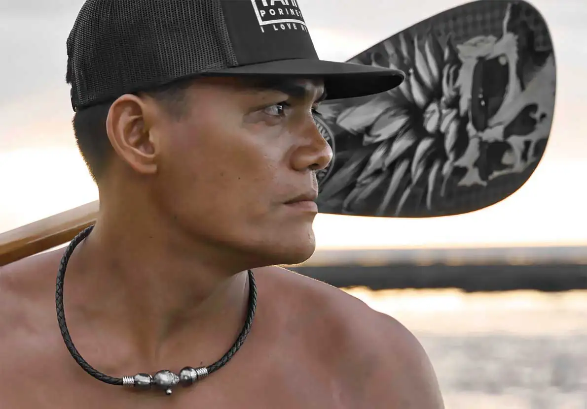 arc-en-ciel-bora-bora-pearls-book-man-model