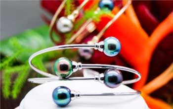 arc-en-ciel-bora-bora-choosing-your-pearl-tourists-bracelet