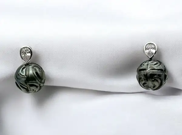Bijoux en perles de Tahiti gravées chez Arc en Ciel Bora Bora — vue 16