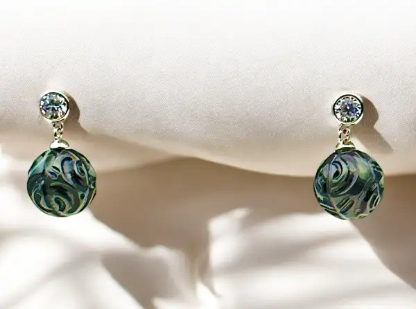 Bijoux en perles de Tahiti gravées chez Arc en Ciel Bora Bora — vue 17