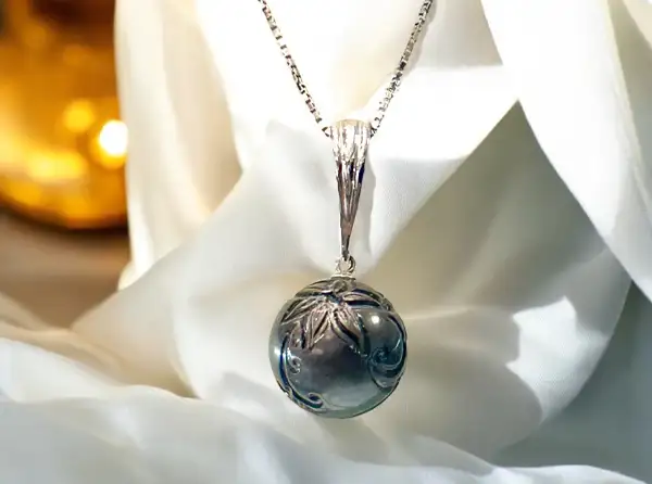 Bijoux en perles de Tahiti gravées chez Arc en Ciel Bora Bora — vue 15