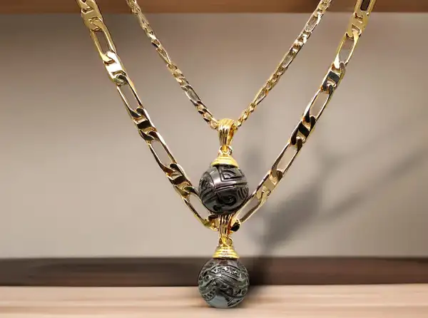 Bijoux en perles de Tahiti gravées chez Arc en Ciel Bora Bora — vue 8