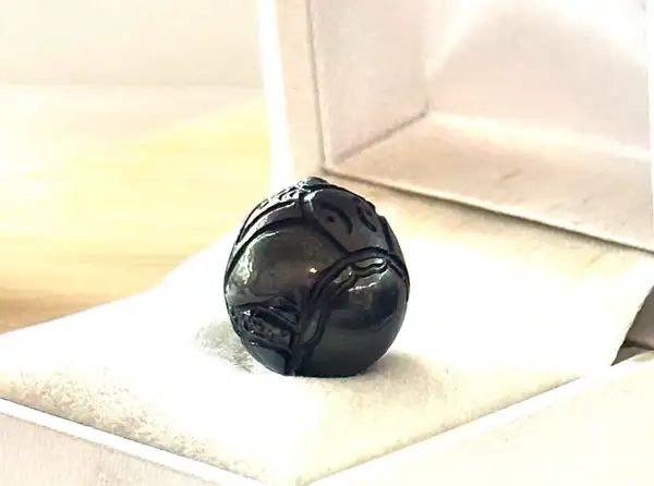 Bijoux en perles de Tahiti gravées chez Arc en Ciel Bora Bora — vue 11
