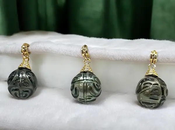 Bijoux en perles de Tahiti gravées chez Arc en Ciel Bora Bora — vue 14