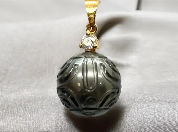 Bijoux en perles de Tahiti gravées chez Arc en Ciel Bora Bora — vue 13