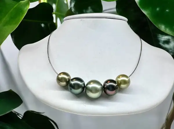 collier-or-blanc-boutique-arc-en-ciel-bora-bora-magasin-bijouterie