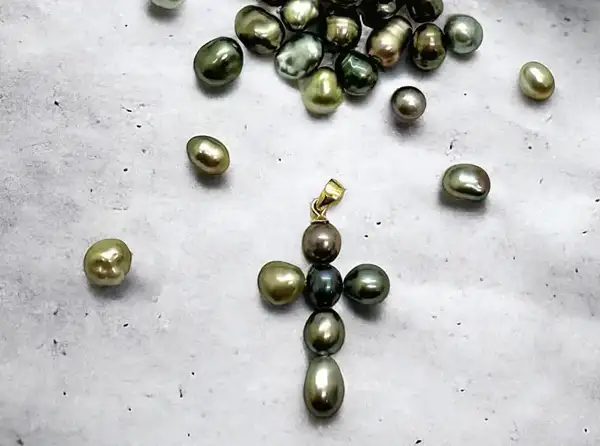 keshis-arc-en-ciel-bijouterie-bora-bora-perles-noires-boutique