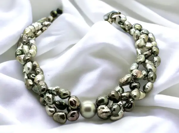 keshis-arc-en-ciel-bijouterie-perles-noires-boutique-bora-bora-précieux