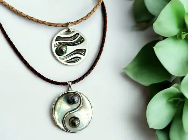 nacres-arc-en-ciel-bora-bora-perles-noires-boutique-bijouterie