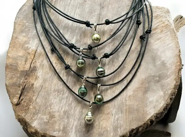 pendentifs-cuir-bijouterie-bora-bora-arc-en-ciel-magasin