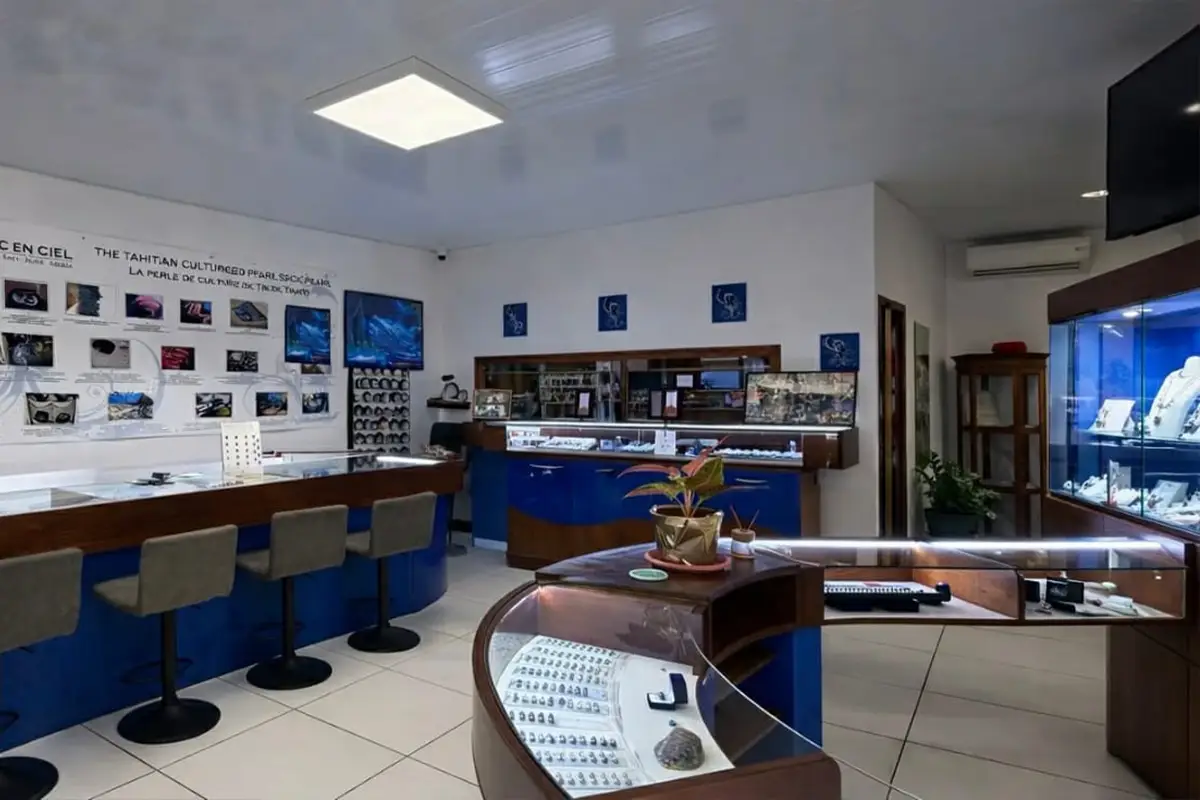 Illuminated showcases with authentic Tahitian pearl jewelry at Arc en Ciel Bora Bora