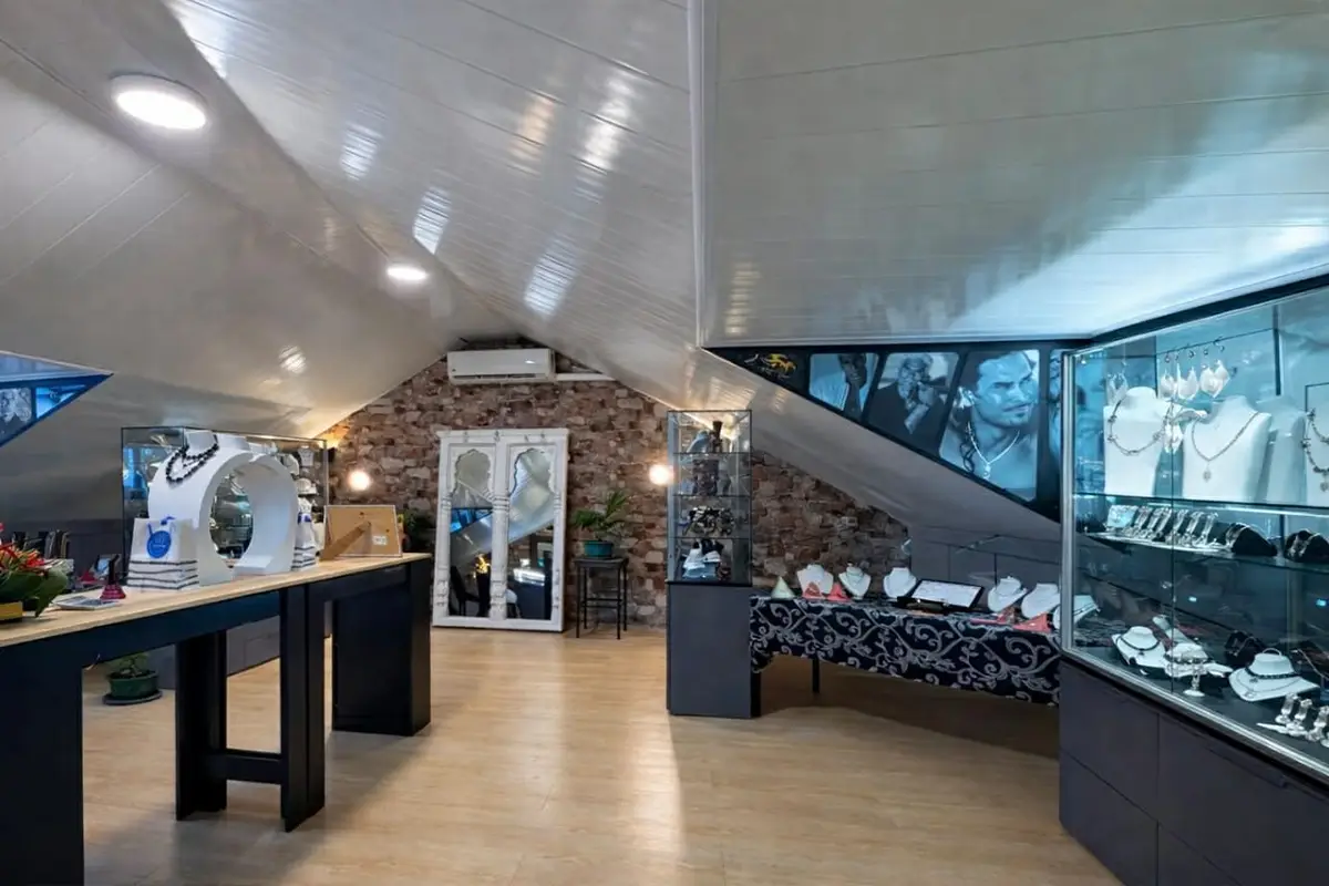 Luxury Tahitian black pearl jewelry display inside Arc en Ciel Bora Bora