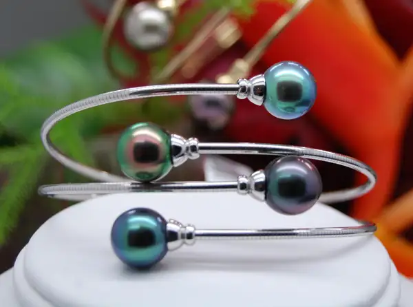 bracelet-yellow-gold-black-pearls-bora-bora-boutique-store-arc-en-ciel-jewelry