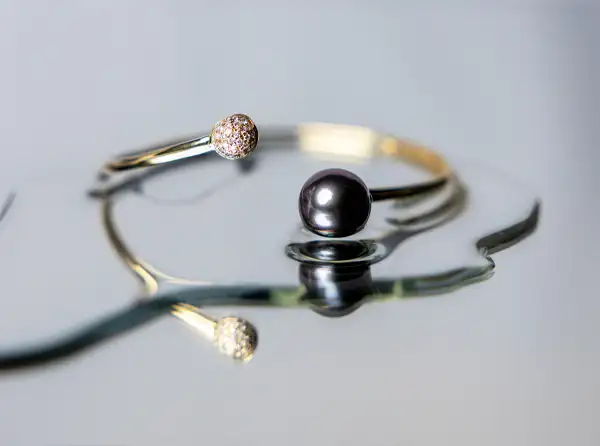 bracelet-yellow-gold-black-pearls-bora-bora-boutique-store-jewelry-arc-en-ciel