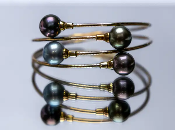 bracelet-yellow-gold-black-pearls-boutique-bora-bora-store-jewelry-arc-en-ciel