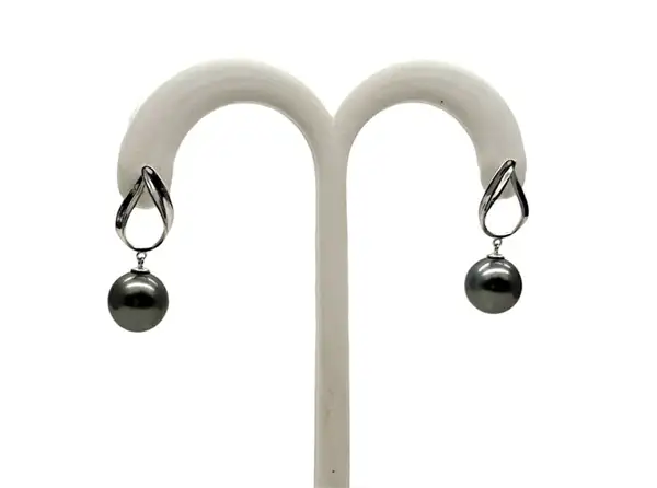 Tahitian black pearl earrings in white gold from Arc en Ciel Bora Bora