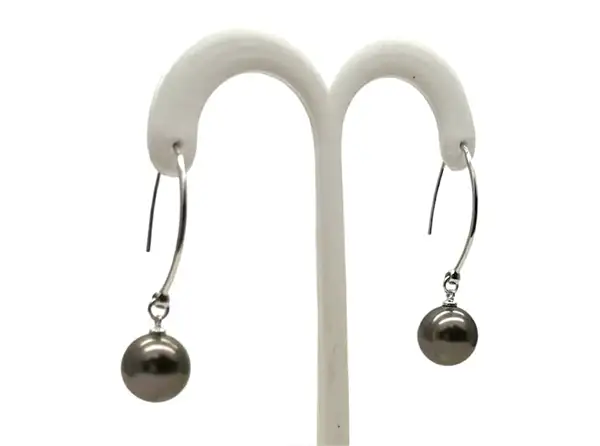 Tahitian black pearl earrings in white gold from Arc en Ciel Bora Bora