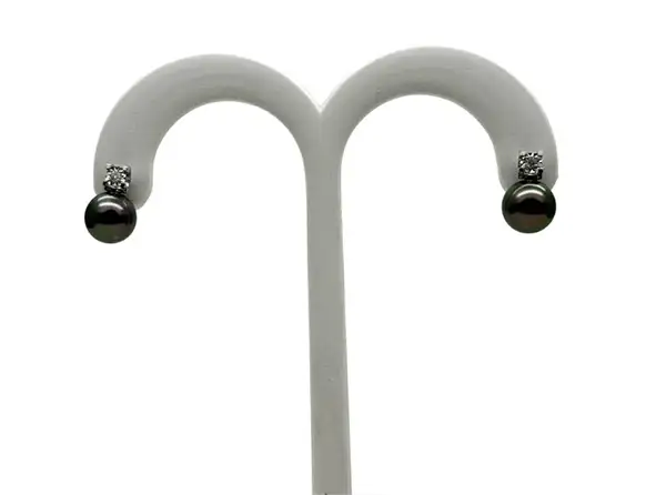 Tahitian black pearl earrings in white gold from Arc en Ciel Bora Bora