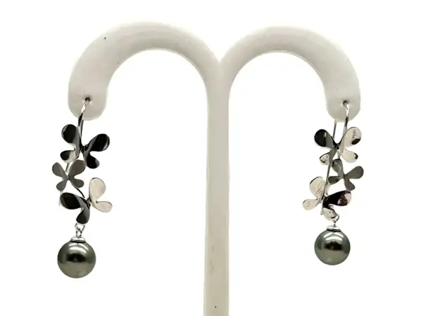 Tahitian black pearl earrings in white gold from Arc en Ciel Bora Bora