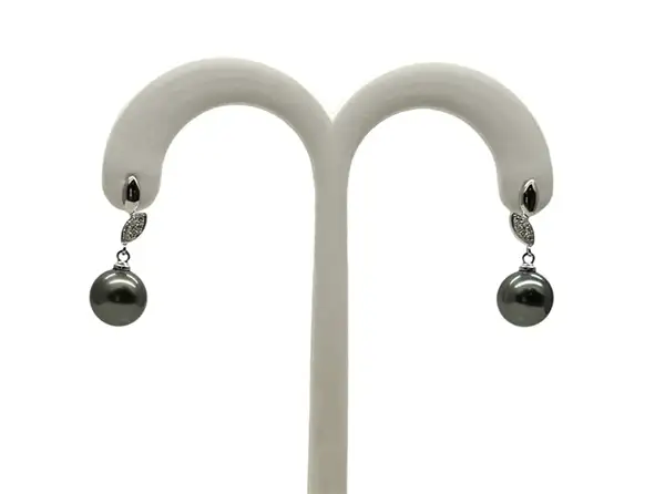 Tahitian black pearl earrings in white gold from Arc en Ciel Bora Bora