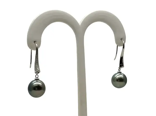 Tahitian black pearl earrings in white gold from Arc en Ciel Bora Bora