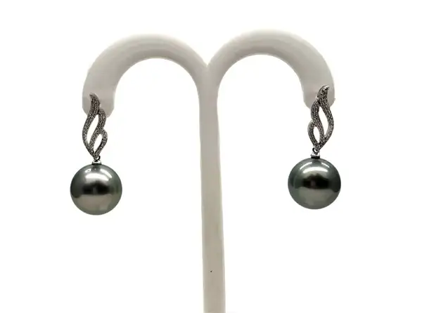 Tahitian black pearl earrings in white gold from Arc en Ciel Bora Bora