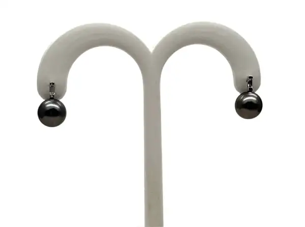 Tahitian black pearl earrings in white gold from Arc en Ciel Bora Bora