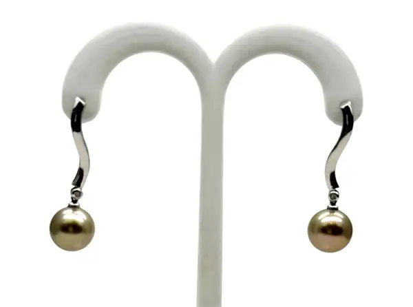 Tahitian black pearl earrings in white gold from Arc en Ciel Bora Bora