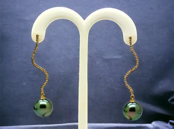 earrings-yellow-gold-black-pearls-bora-bora-jewelry-arc-en-ciel-store-boutique