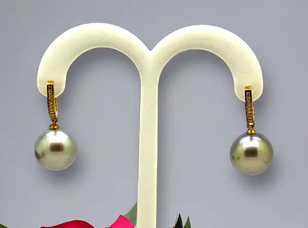 earrings-yellow-gold-black-pearls-bora-bora-jewelry-store-arc-en-ciel-boutique