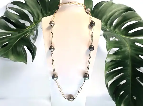 long-necklaces-yellow-gold-store-bora-bora-black-pearls-jewelry-boutique-arc-en-ciel