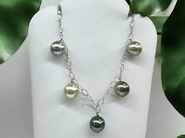 necklace-white-gold-arc-en-ciel-jewelry-bora-bora-black-pearls-boutique-store