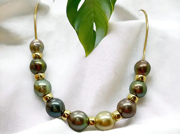 necklace-yellow-gold-black-pearls-boutique-jewelry-store-arc-en-ciel-bora-bora