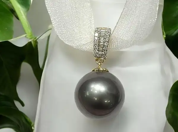 pendants-arc-en-ciel-store-black-pearls-yellow-gold-boutique-bora-bora-jewelry