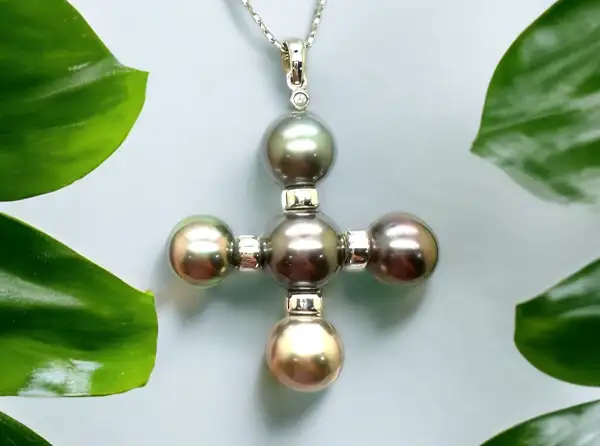 pendants-black-pearls-bora-bora-jewelry-store-arc-en-ciel-boutique-white-gold