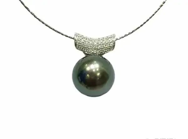 Tahitian black pearl pendant in white gold from Arc en Ciel Bora Bora