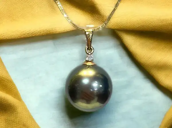pendants-black-pearls-boutique-jewelry-bora-bora-arc-en-ciel-store-yellow-gold