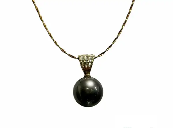 Tahitian black pearl pendant in yellow gold from Arc en Ciel Bora Bora