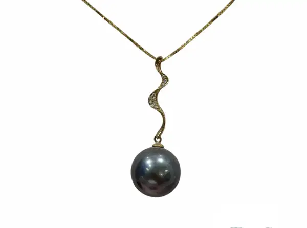 Tahitian black pearl pendant in yellow gold from Arc en Ciel Bora Bora
