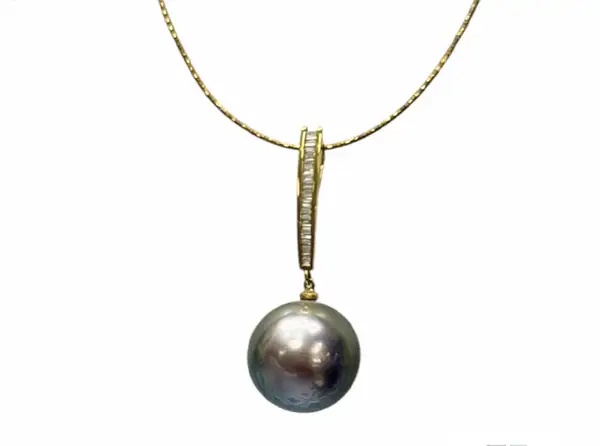 Tahitian black pearl pendant in yellow gold from Arc en Ciel Bora Bora