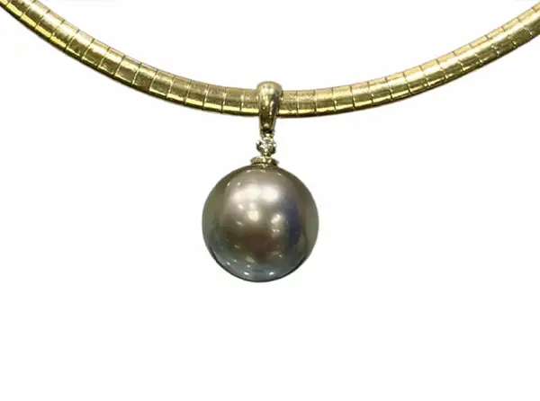 Tahitian black pearl pendant in yellow gold from Arc en Ciel Bora Bora